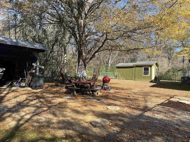 view of yard with a storage unit