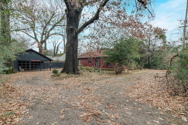 view of yard with an outdoor structure