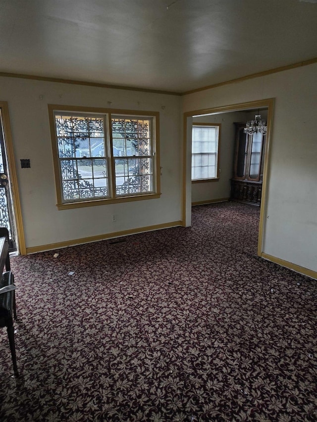 empty room featuring carpet and an inviting chandelier