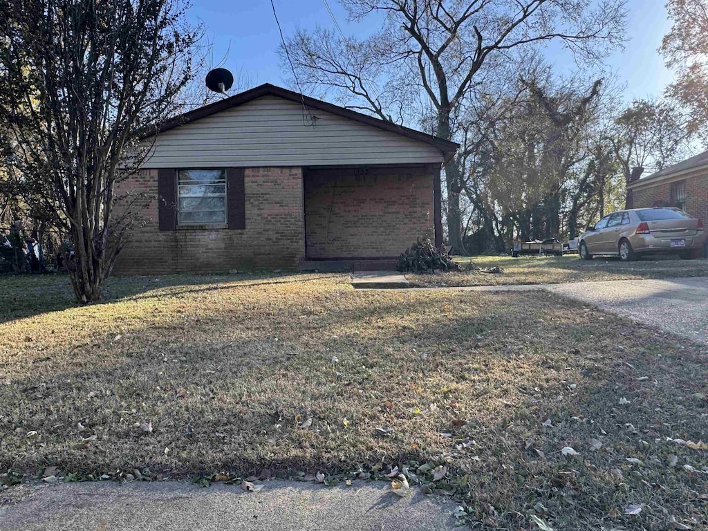 ranch-style home featuring a front yard