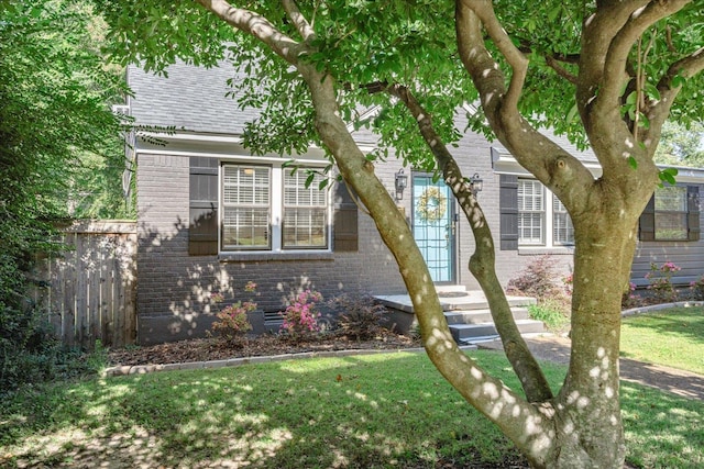 view of front of property with a front yard