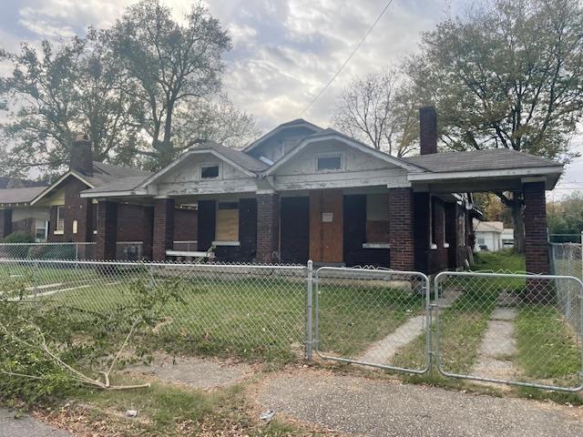 view of front of property featuring a front yard