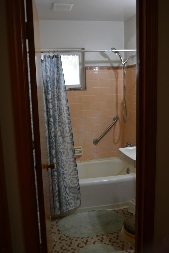 bathroom featuring shower / tub combo with curtain