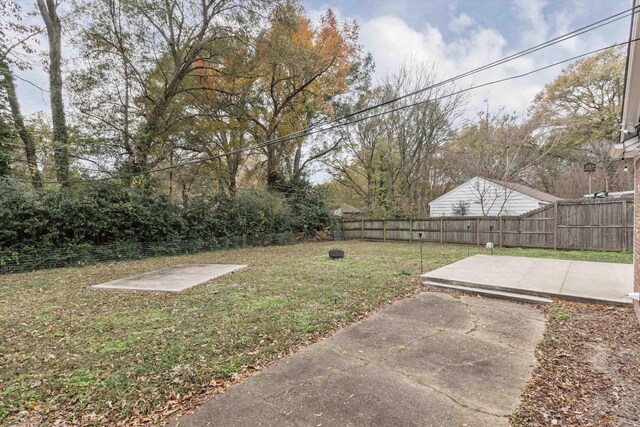 view of yard featuring a patio