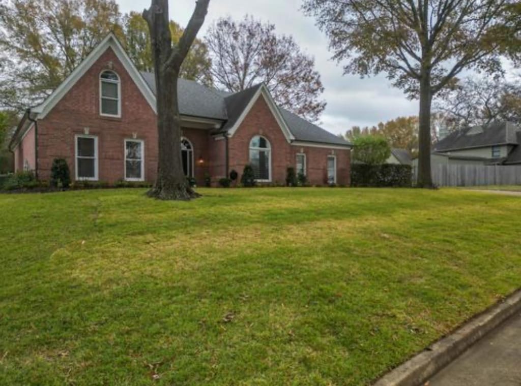 view of front of house with a front lawn