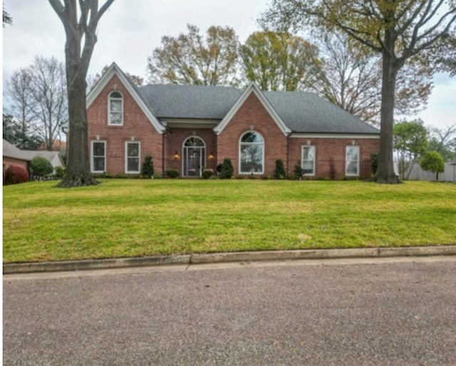 view of front facade with a front yard