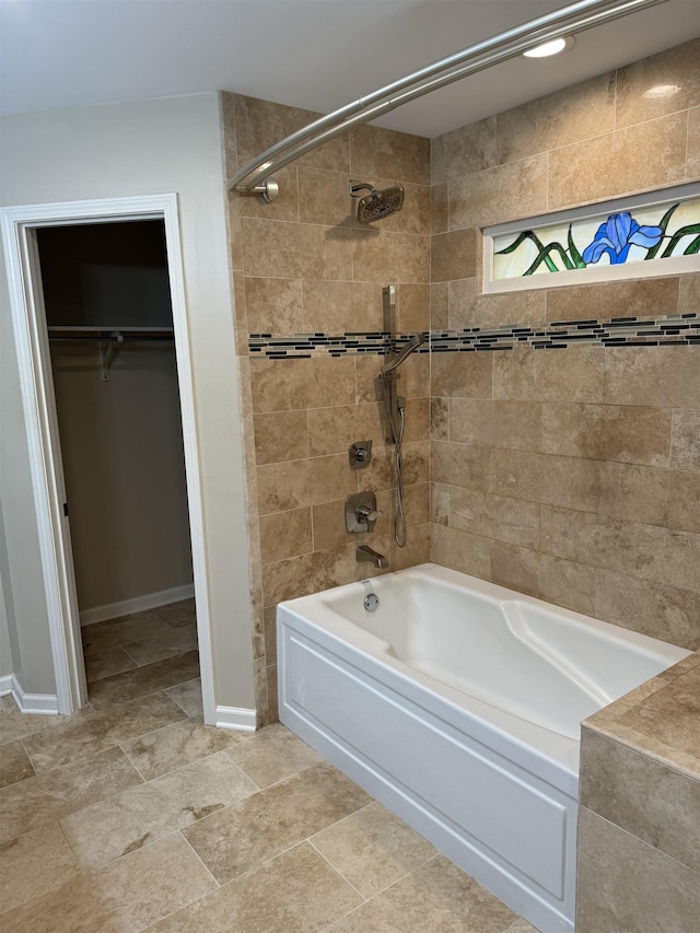 bathroom featuring tiled shower / bath combo