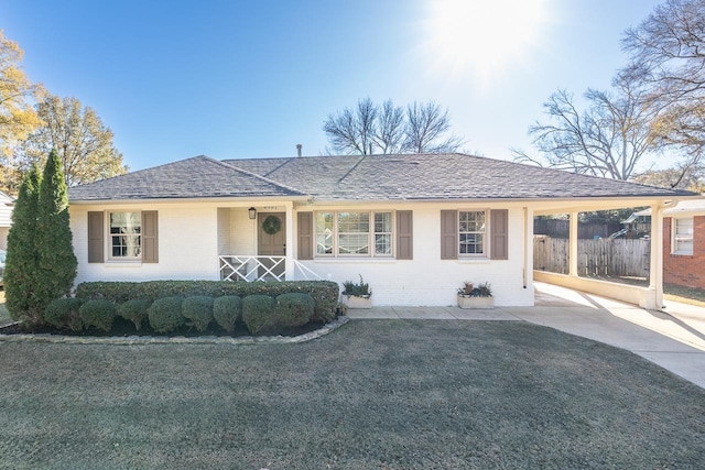 single story home featuring a front lawn