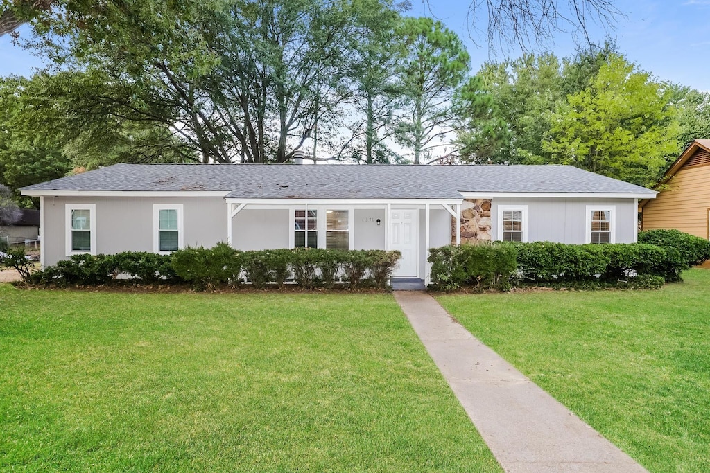 single story home with a front lawn