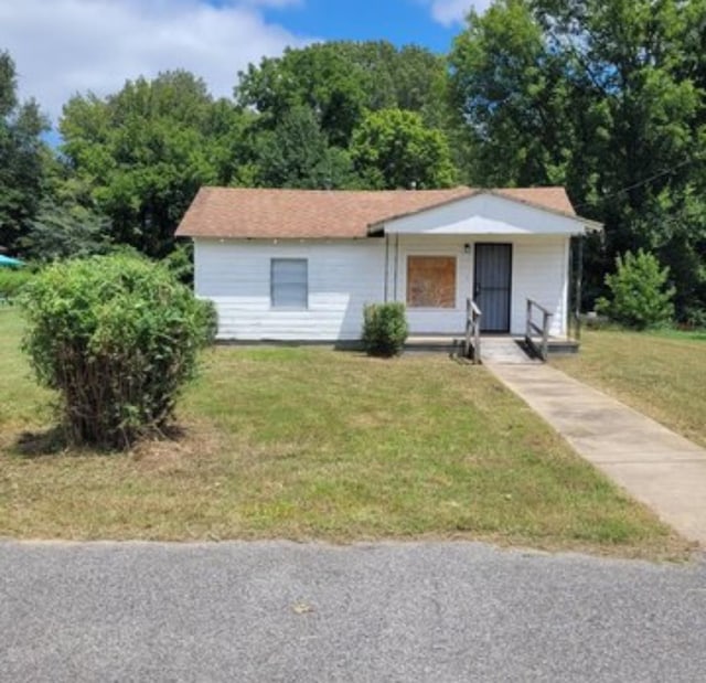 view of front of property featuring a front lawn