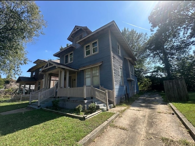 view of front facade featuring a porch and a front yard