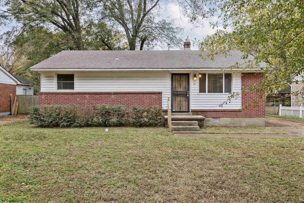 ranch-style home with a front yard