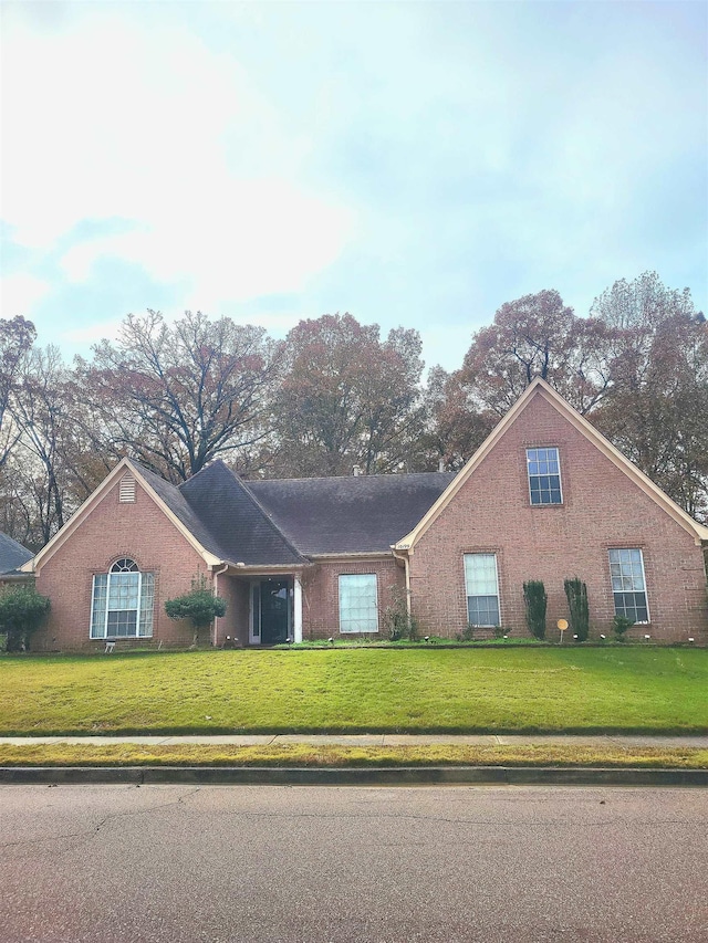 view of front of property with a front lawn