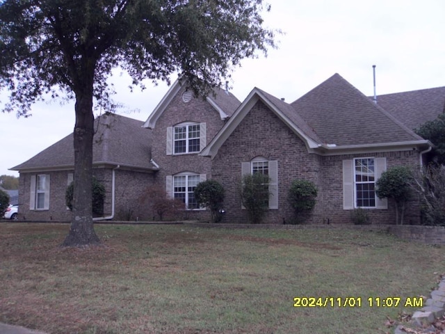 view of front of house featuring a front lawn