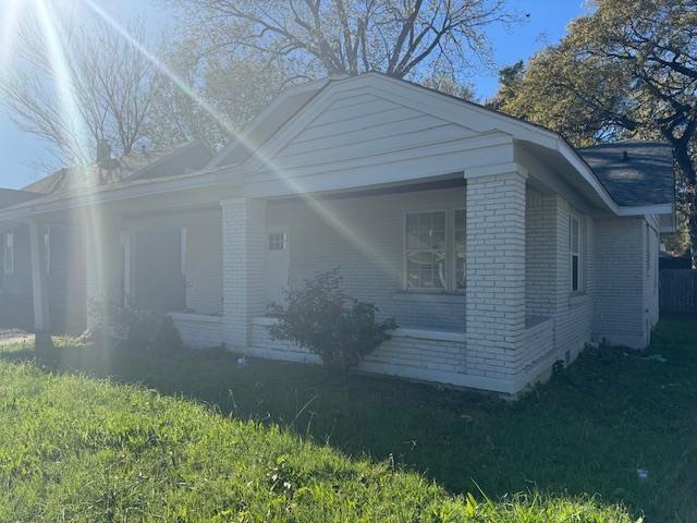 view of front facade featuring a front lawn