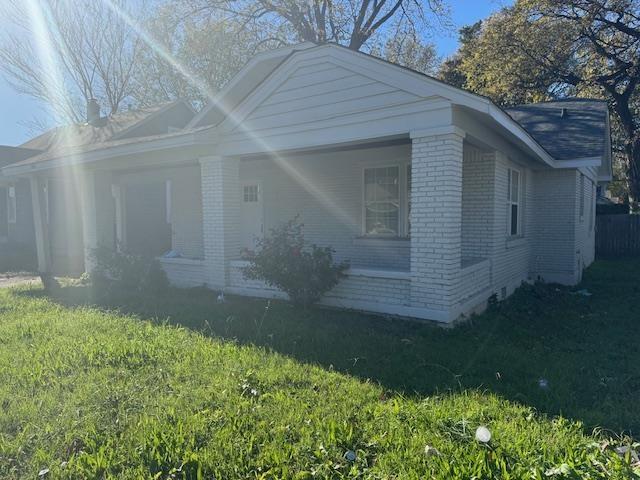 view of front of property featuring a front lawn