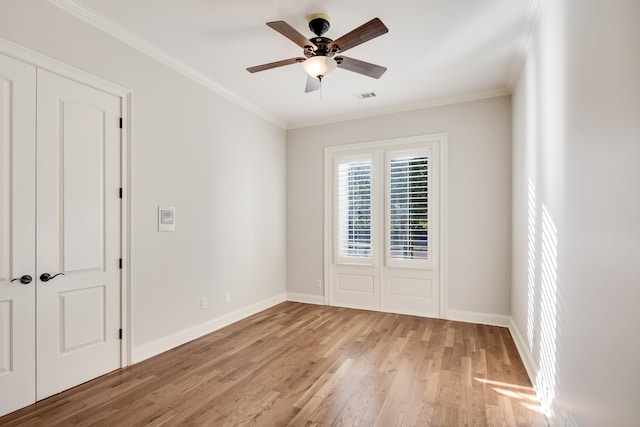 spare room featuring light hardwood / wood-style floors, ceiling fan, and ornamental molding