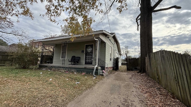 view of front of house featuring covered porch