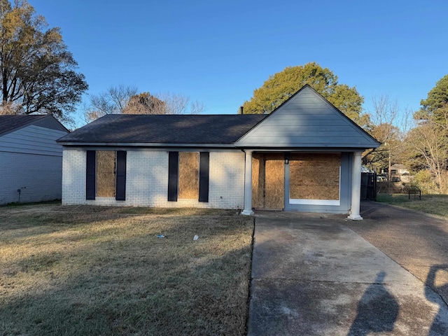 ranch-style house with a front lawn