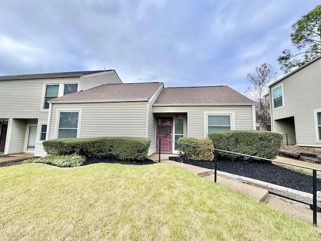 view of front of home featuring a front lawn