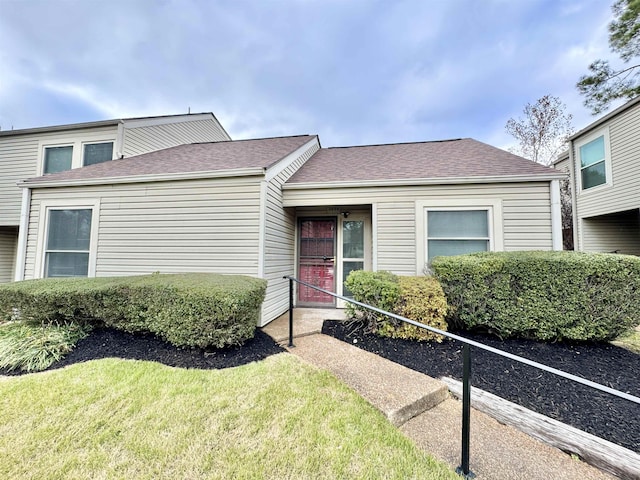 view of front of house with a front lawn