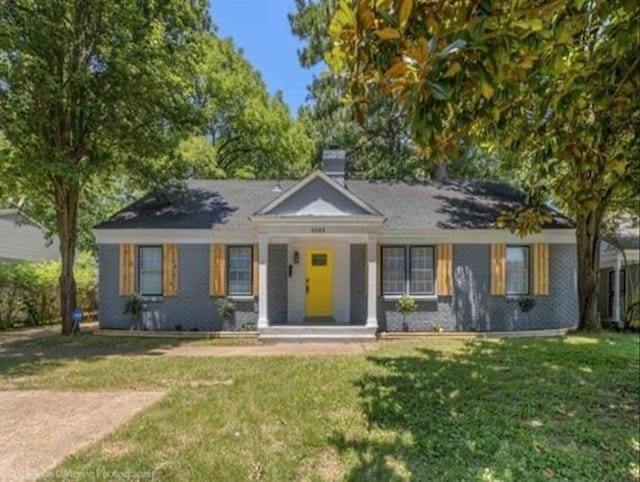 ranch-style home with a front yard