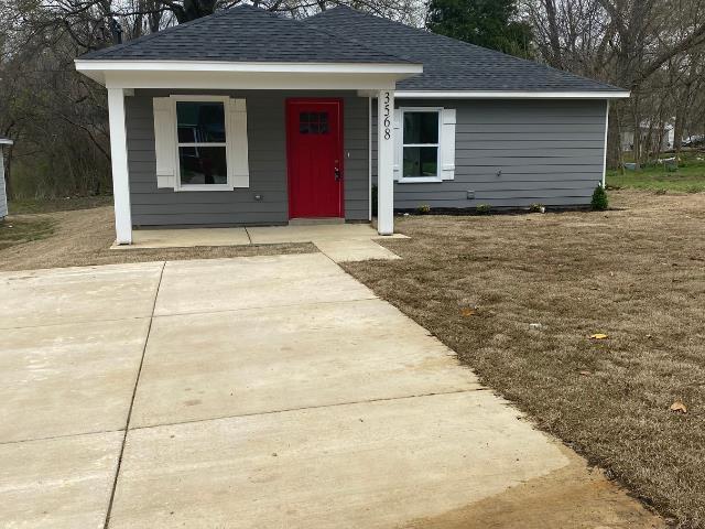 view of front of home featuring a porch and a front lawn