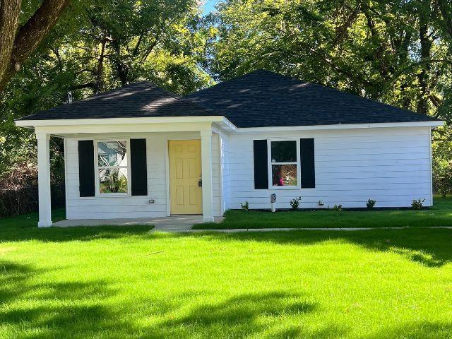 ranch-style home with a front lawn