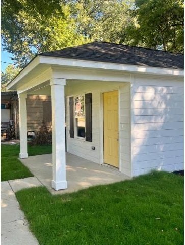 view of outdoor structure with a yard