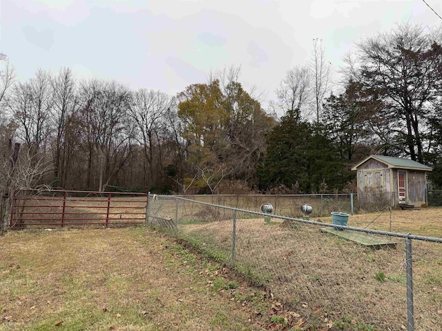 view of yard featuring an outdoor structure