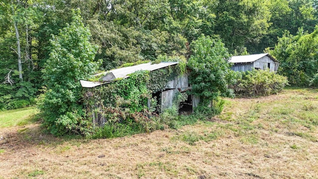 view of yard featuring an outbuilding