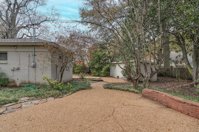 view of yard with a storage shed