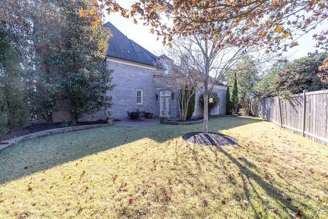 view of yard featuring a patio area