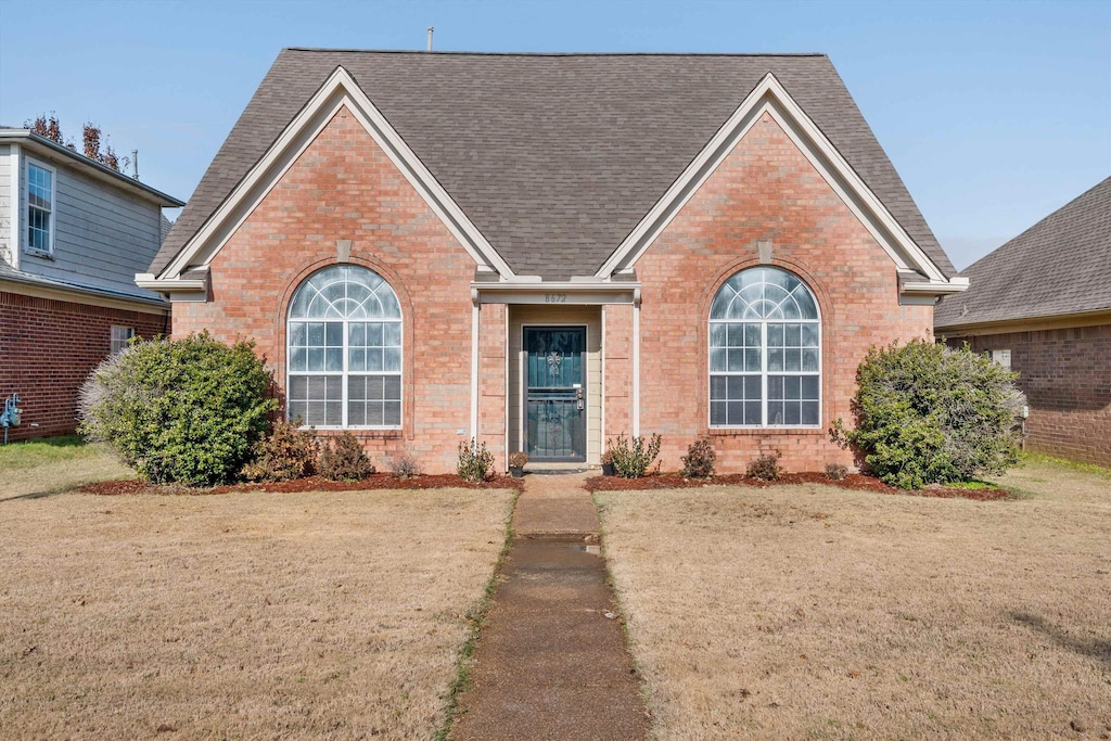 view of front facade with a front yard