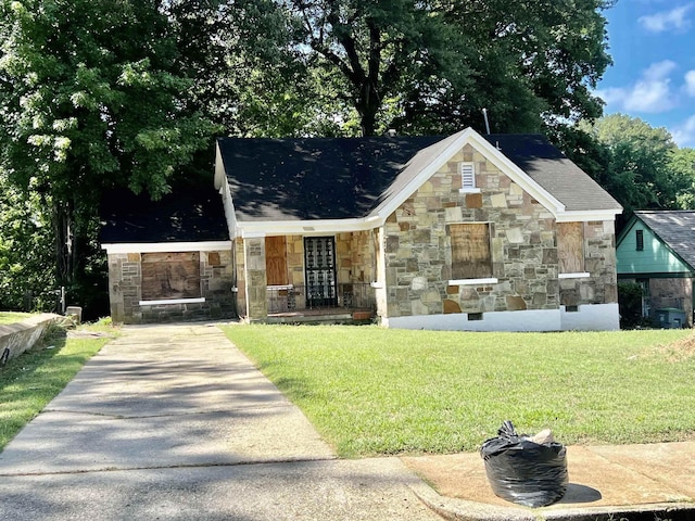 view of front of property with a front lawn