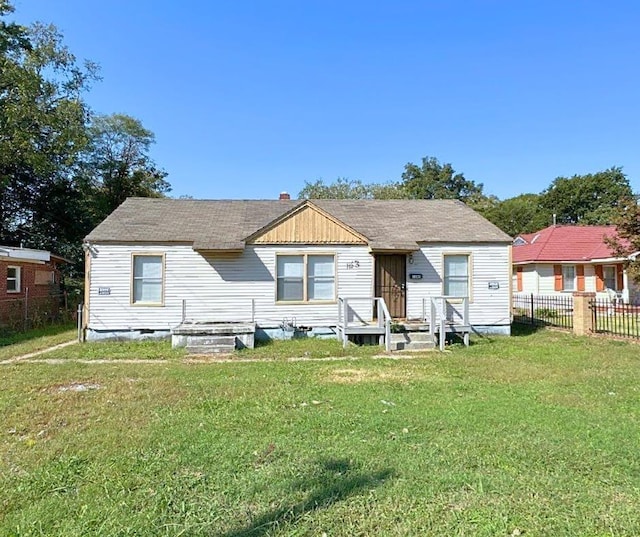 view of front of property featuring a front yard