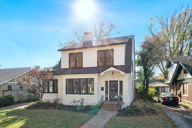 view of front of property featuring a front yard