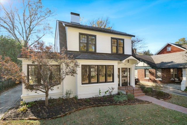 view of front of house featuring a front lawn