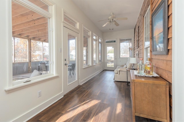 sunroom with ceiling fan