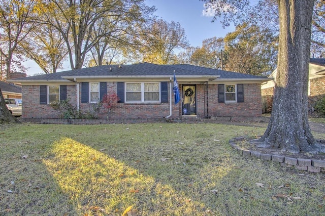 ranch-style house featuring a front yard