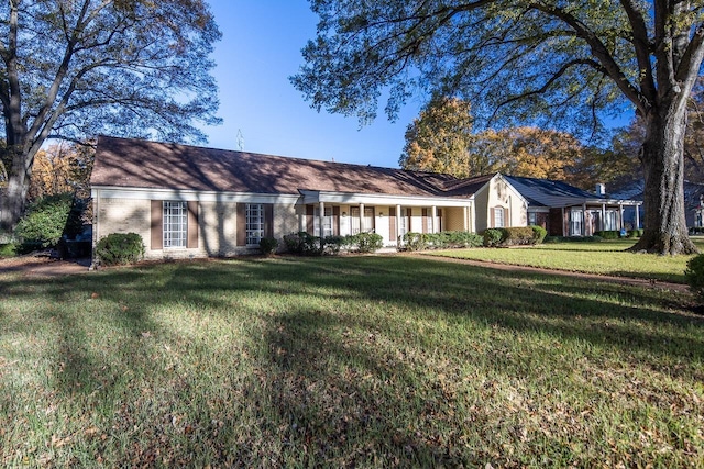 single story home featuring a front lawn