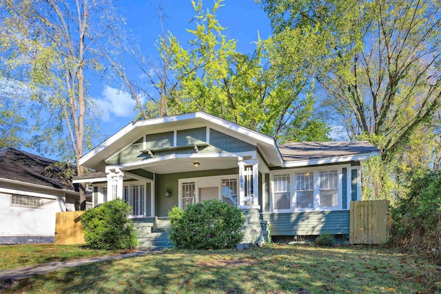 view of front of home featuring a front lawn