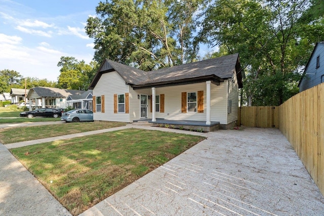 view of front of property featuring a porch and a front yard