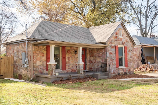 view of front facade featuring a front lawn