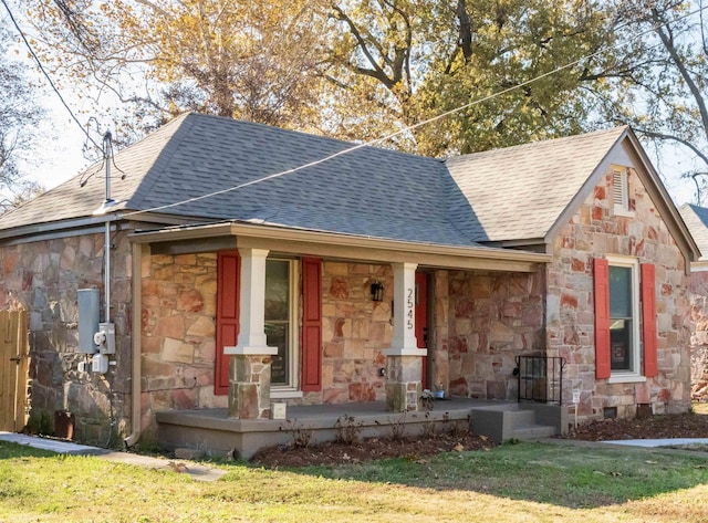 view of front facade featuring a front yard