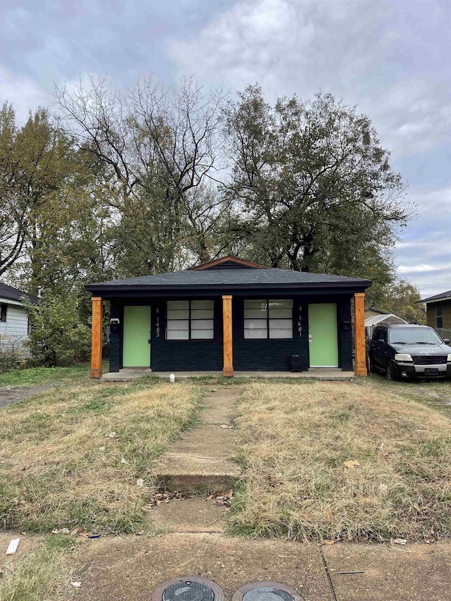 view of front of property with a front yard