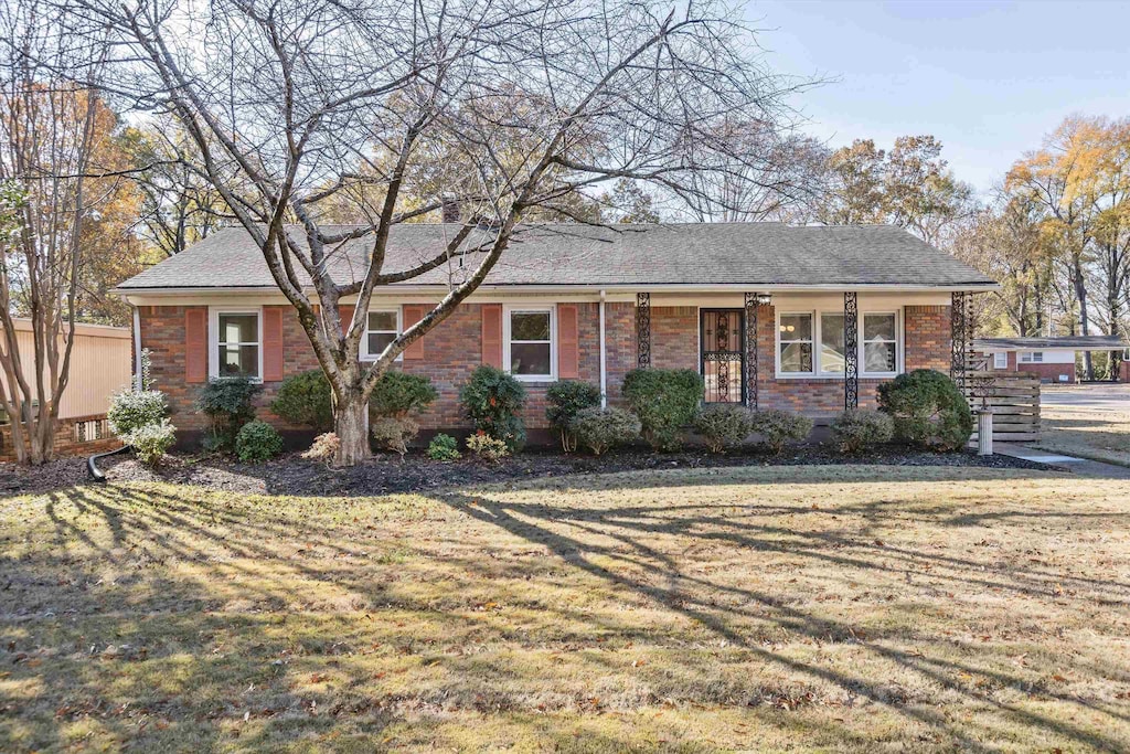 ranch-style home with a front yard