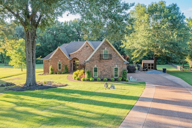 view of front facade with a front yard and an outdoor structure