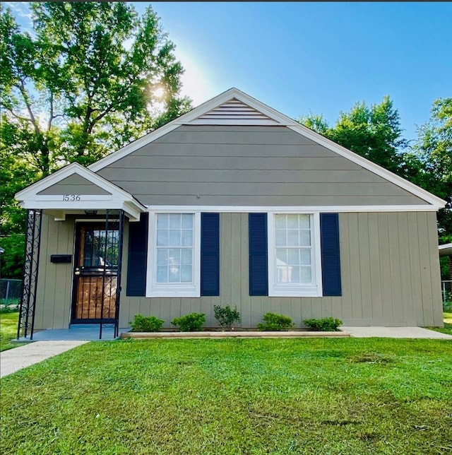 view of front of house featuring a front yard