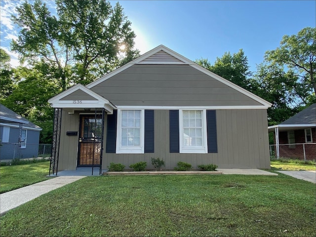 view of front of home featuring a front yard